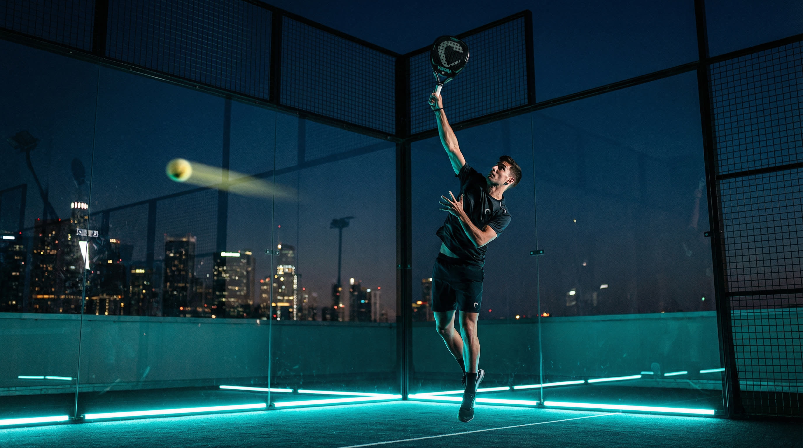 Player executing a vibora shot